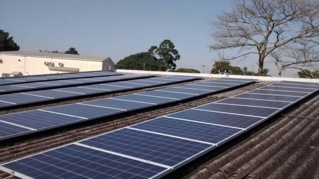 Sistema Fotovoltaico com 56 paineis e 14,00 kWp de potência instalado pela Solstício Energia. 