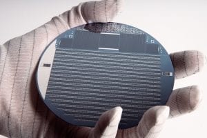 Célula multijunção utilizando silício cristalino e materiais semicondutores
