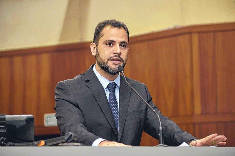 Deputado estadual Simeyzon Oliveira; post sobre o futuro sustentável trazido pela energia solar em Goiás