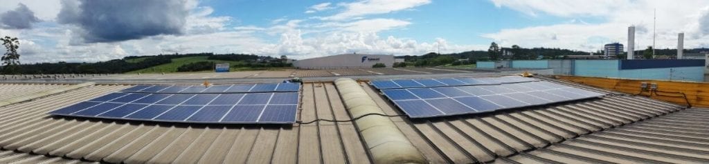 Foto panorâmica de projeto comercial da Solstício Energia. Foto no post de energia solar térmica e fotovoltaica.