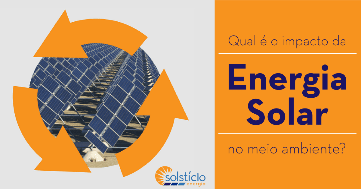 foto circular de um sistema fotovoltaico instalado no chão, provavelmente uma usina, pela quantidade de paineis. Circundando essa foto, três flechas laranjas semelhantes do símbolo de reciclagem. O fundo da ilustração é cinza claro. Na extremidade direita da ilustração, o texto Qual é o impacto da energia solar no meio ambiente? em roxo escuro está sobreposto a um fundo laranja.