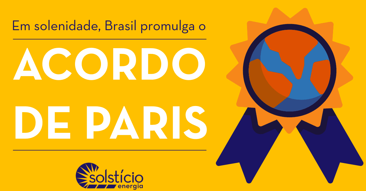 Retângulo amarelo com um badge na porção direita. Ele é como uma medalha que tem como pin o planeta Terra. O laço é roxo e laranja. Na porção esquerda, o texto Em solenidade, Brasil promulga o Acordo de Paris.