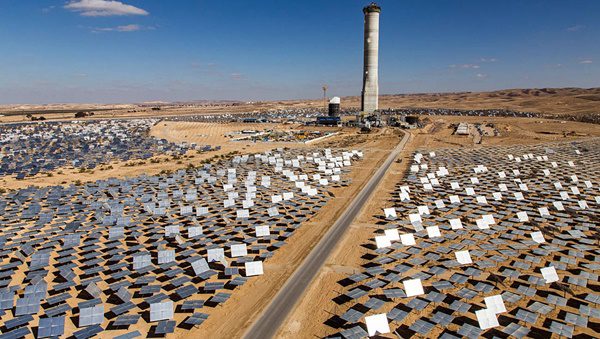 foto da usina solar de israel que mistura tecnologia termoelétrica solar e fotovoltaica e céu azul ao fundo