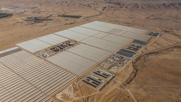 foto da usina solar de israel que mistura tecnologia termoelétrica solar e fotovoltaica cercada por uma área desértica