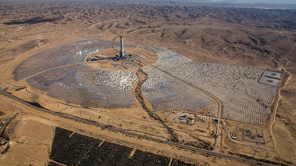 foto aérea de todo o complexo que contem a usina solar de israel que mistura tecnologia termoelétrica solar e fotovoltaica