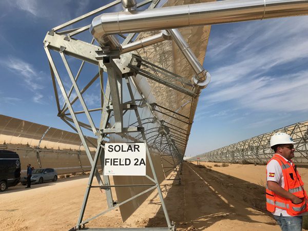 foto da usina solar de israel que mistura tecnologia termoelétrica solar e fotovoltaica